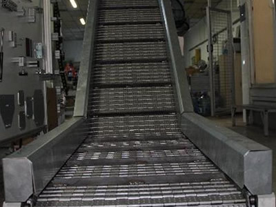 A convex chain plate conveyor belt is installed on the lifting conveying machine.