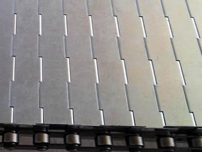 A piece of flat chain plate conveyor belt in flat bar chain plates on the ground.