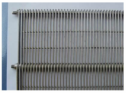 An eye link conveyor belts with reinforcing plate edge