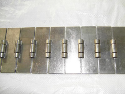 A piece of stainless steel flat top chain with hinge pins in the central of the chain plates.