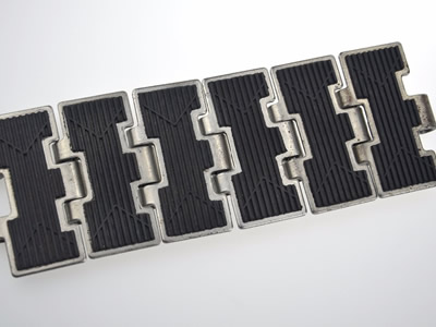 A piece of flat top chain with black rubber assembled on the chain plate surface.
