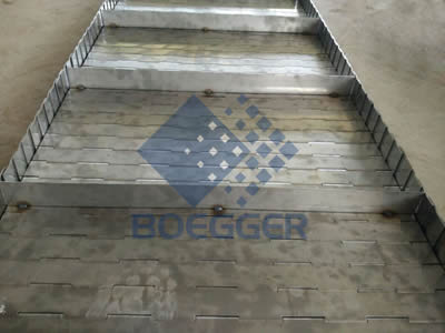 A piece of flat surface chain plate conveyor belt with flat transverse baffle on the ground.