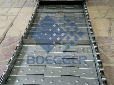A chain plate conveyor belt with convex surface on the ground. The side plates are fitted to the rods.