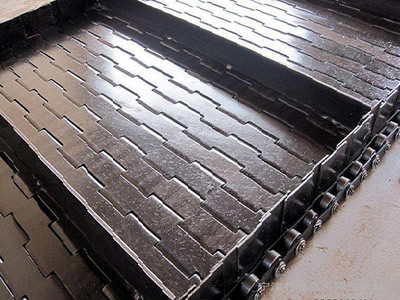 A piece of steel chain plate conveyor belt with flat bar chain plate, transverse baffle and two lane side plates on the ground.