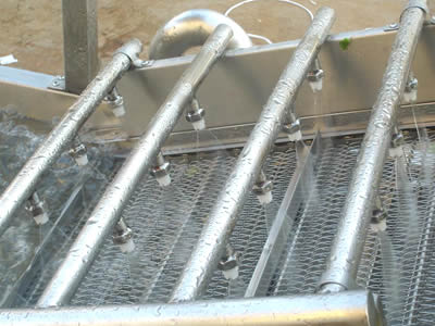 A cleaning equipment with stainless steel balanced weave belt is working.
